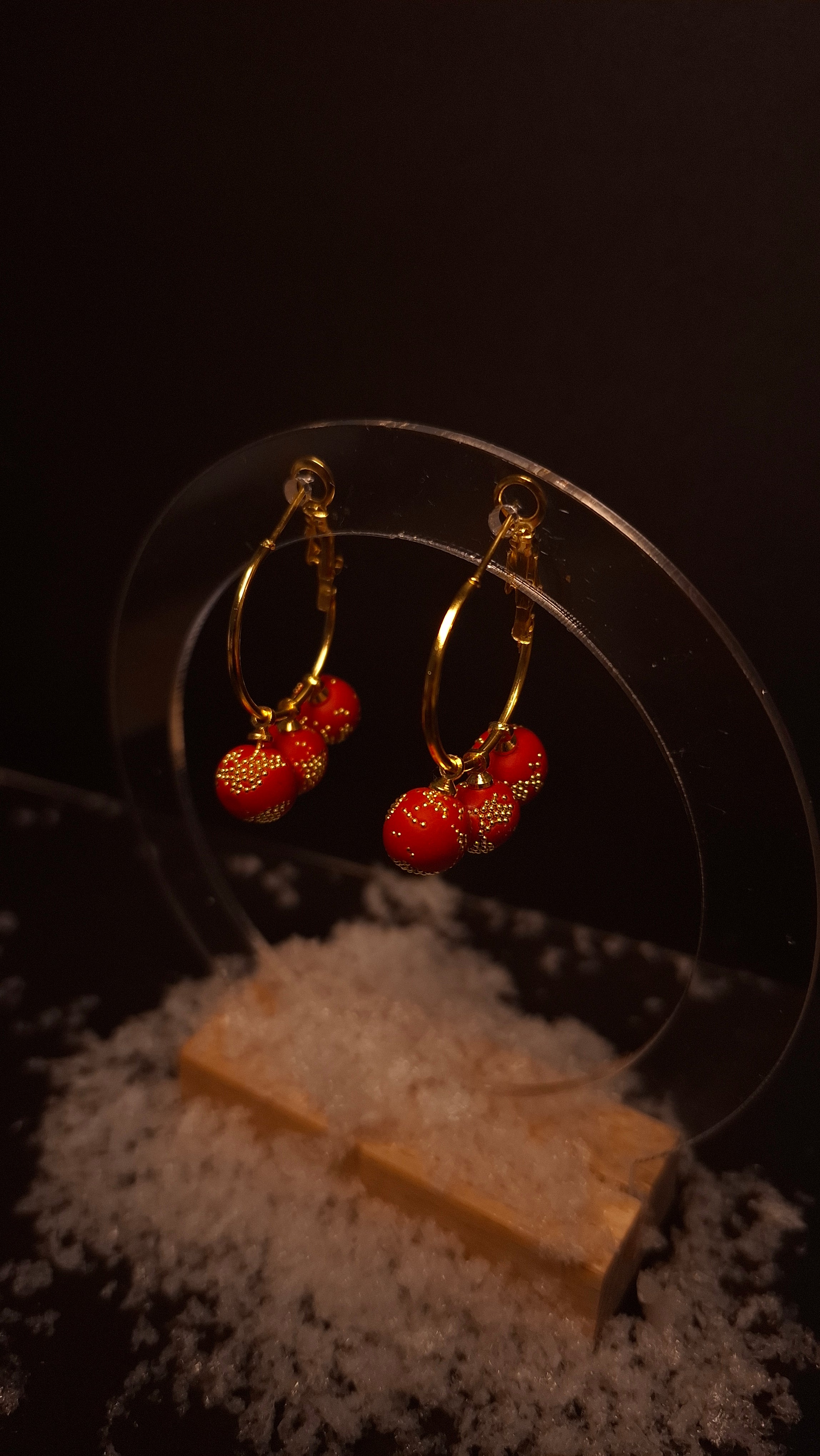 Hoepel rode hangertjes