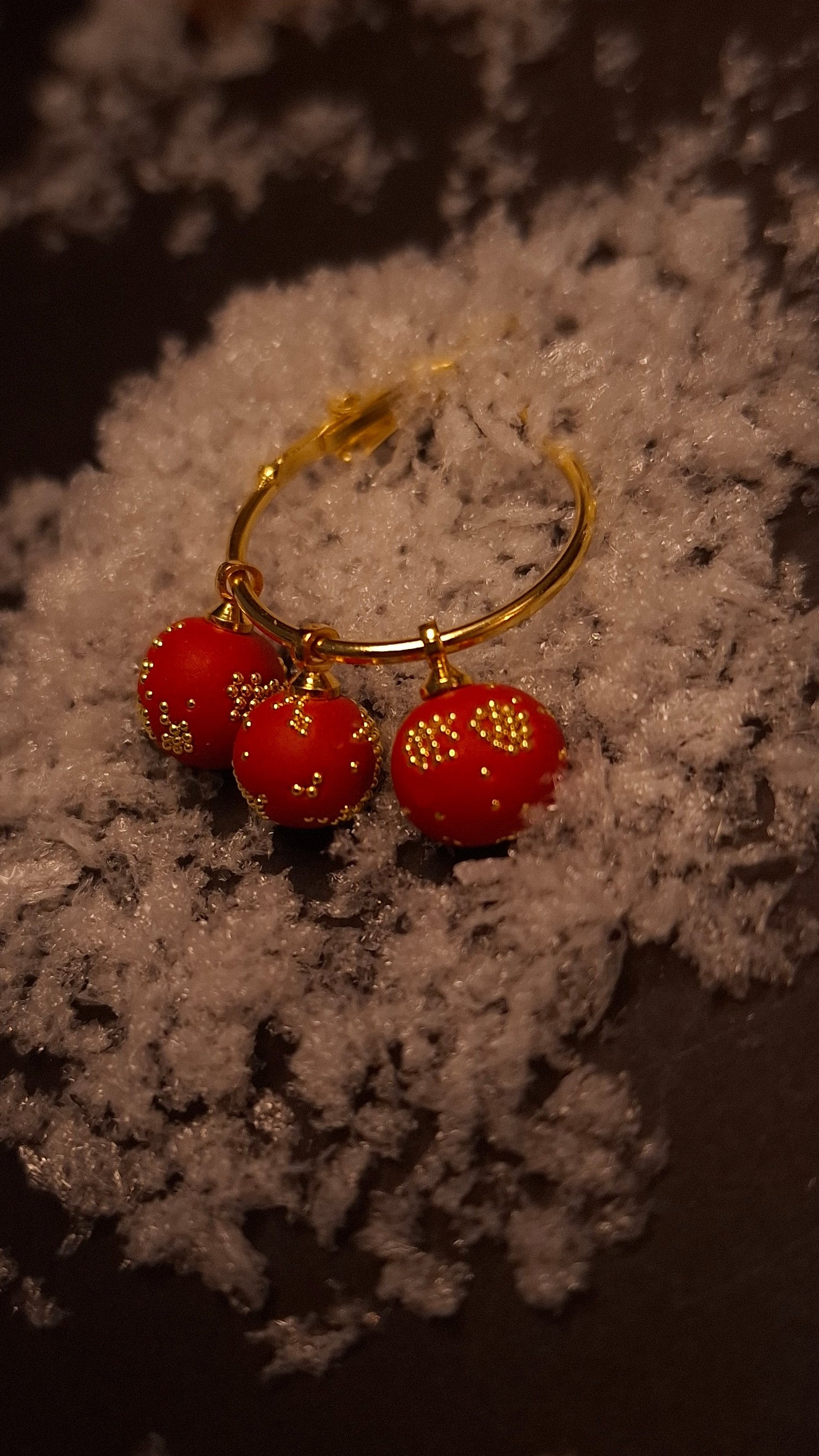 Hoepel rode hangertjes